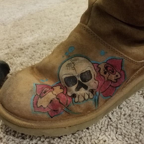 Custom tattoo/hand painted UGGs - Picture 5 of 8